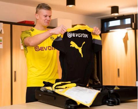 斯凯利晒穿齐达内、博格巴尤文球衣照，尤文球迷留言“快来”（斯凯利晒穿齐达内与博格巴的尤文战袍，斑马军球迷齐呼：快来）