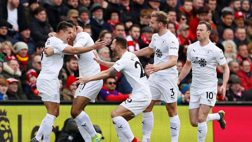 2025／26赛季英超：顶级球星变主帅！新赛季他们的执教成果都如何（英超2025／26赛季：名宿转型主帅，他们的带队成绩如何？）