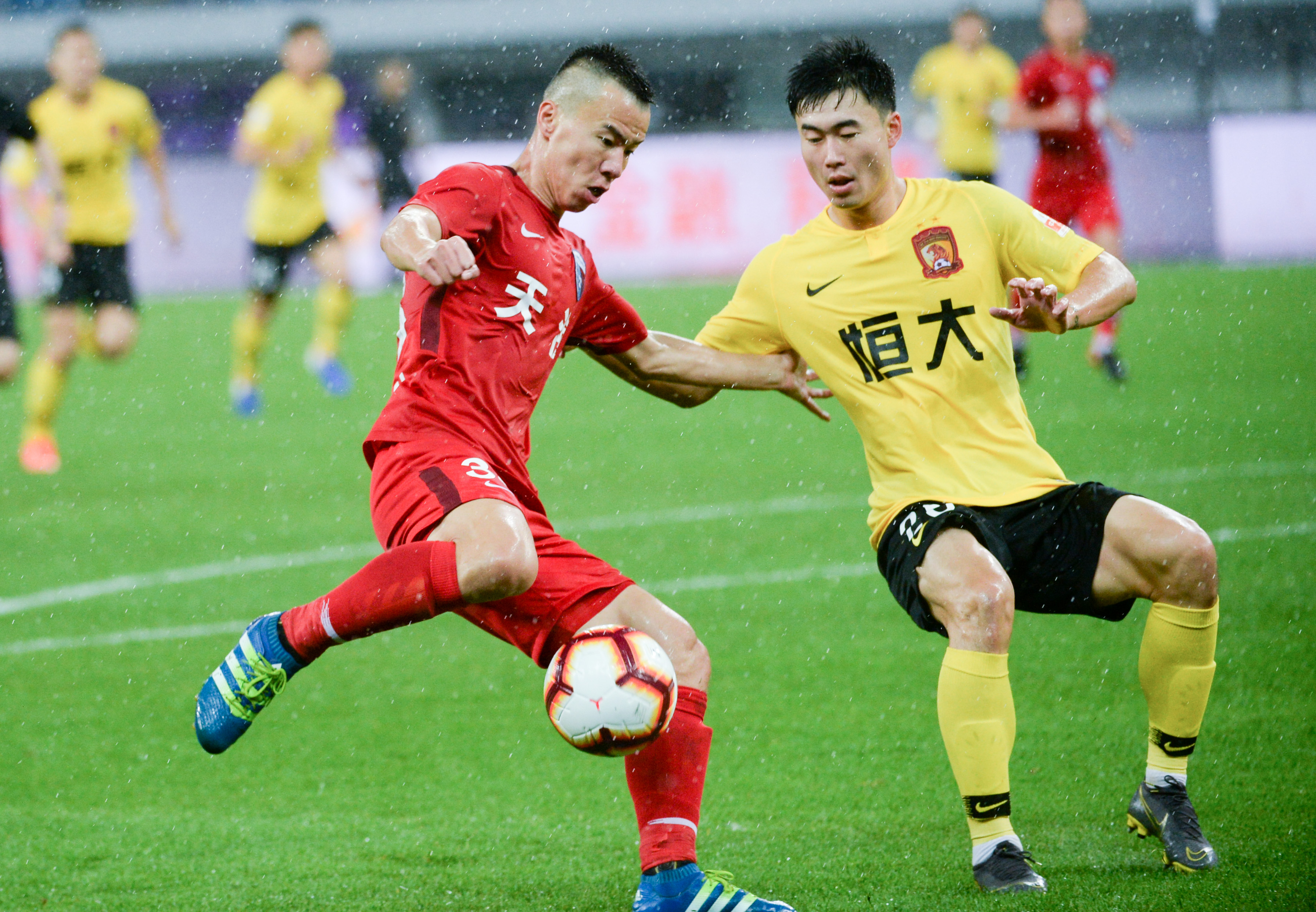 中国男壶六战全胜锁定循环赛第一，7-0横扫波兰（中国男壶六连胜提前锁定循环赛头名，7比0零封波兰）