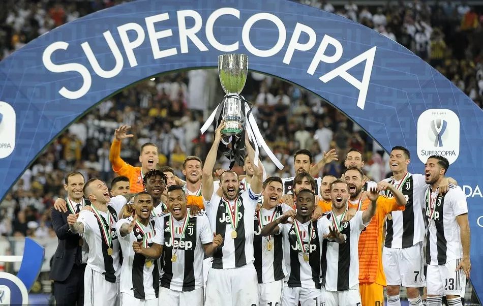 日本队2026年世界杯球衣：深蓝色底色+浅蓝色波浪状图案（日本队2026世界杯新球衣：深蓝主色，浅蓝波浪纹点缀）